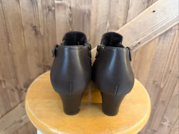 Croft & Barrow Women’s Size 8 Brown Heeled Ankle Booties - Image 4