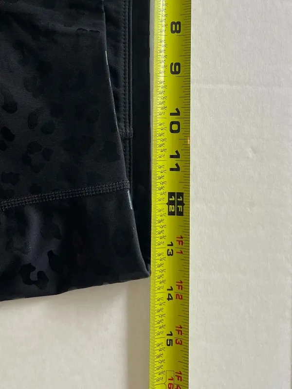 Sz M Pull On Black-on-black leopard print Leggings with side pockets - Image 10