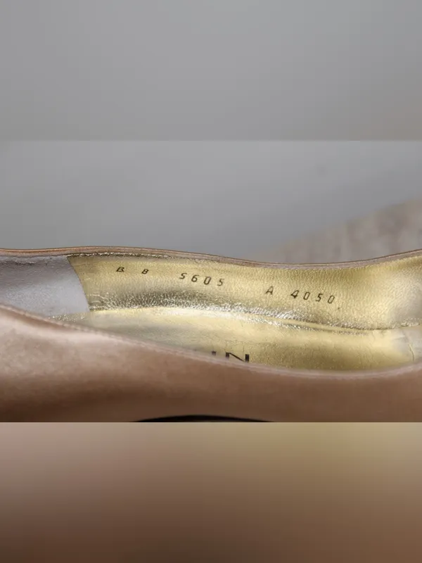 St. John Gold Heels Size 8B - Image 4