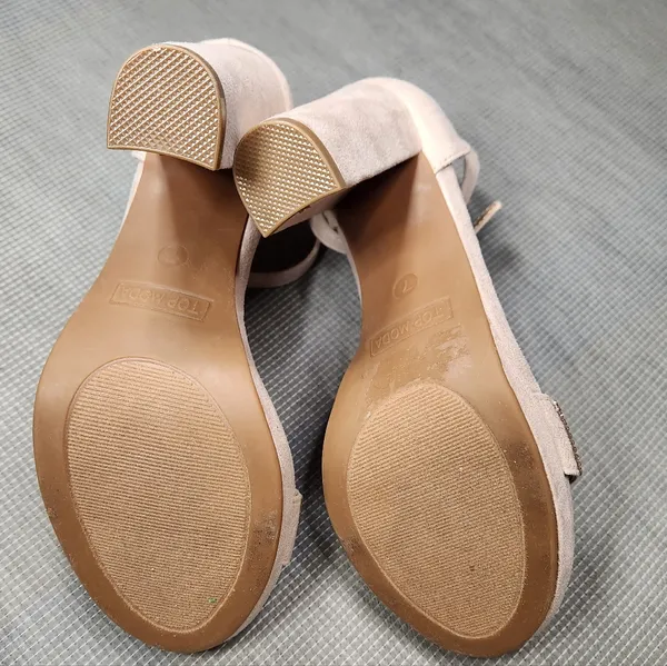 Top Moda Elegant Beige Heels with Gold Accents Size 7 - Image 7