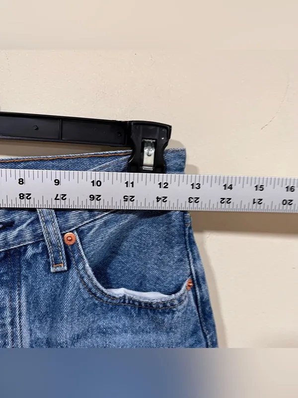 Levi’s 501 straight Women’s Blue Denim Jeans W25 L26 high waisted EUC raw hem - Image 2