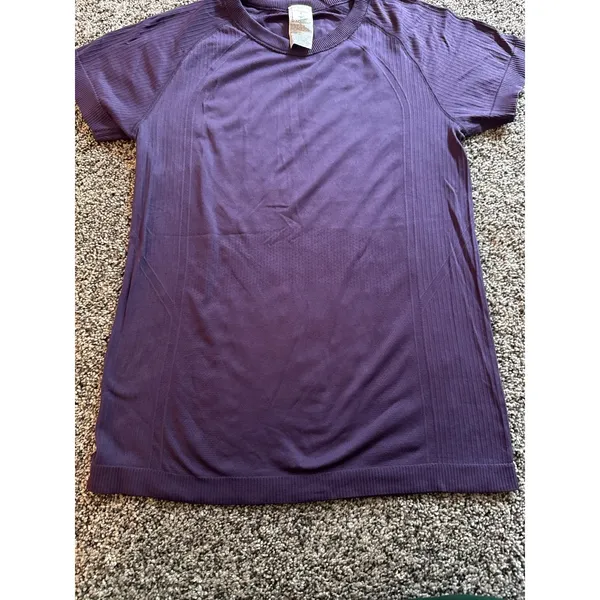 Old Navy Women's Purple Fluid Seamless Go Dry Tee Size Small - Image 6