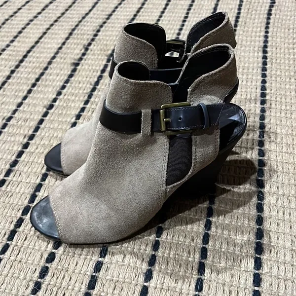 Franco Sarto‎ Buckle Peep Toe Stacked Suede Heeled Booties Size 8.5 A16 - Image 3