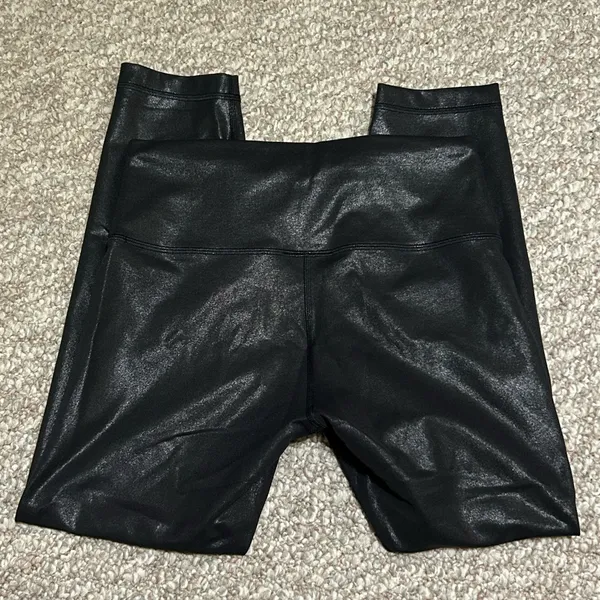 Lululemon Wunder Train High Rise Crop 23” Foil Size 8 Athleisure Athletic Gym - Image 2
