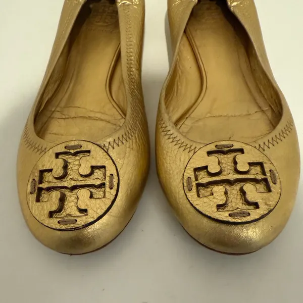 Tory Burch Reva Gold Metallic Ballet Flats Grained Leather Logo Size 7 Y2K - Image 4