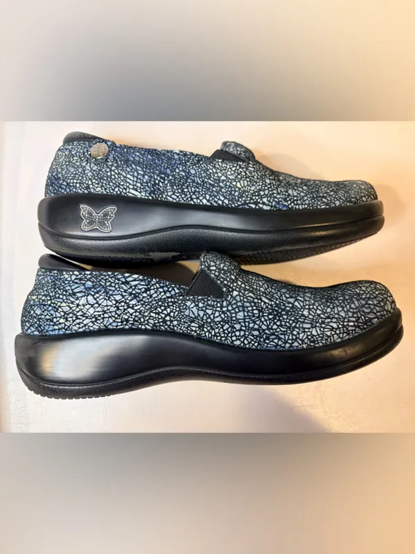 Alegria women’s Slip-On Loafer in Black and White Crackle - Image 3