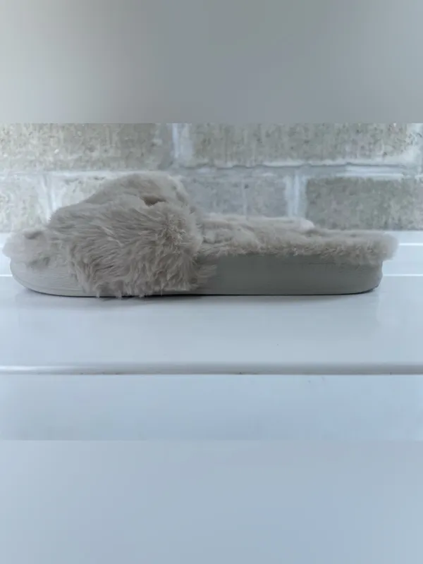 Puma Leadcat Fuzzy Slides, Size 5, EUC - Image 4