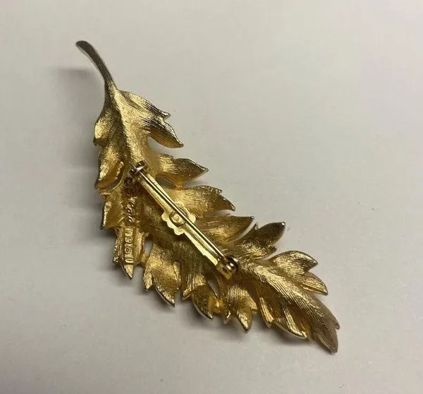 Signed Coro 1961 Leaf Vintage Gold Tone Brooch / Pin - Image 4