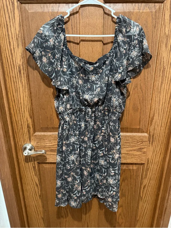 Floral Short Sleeve V-Neck Women's Dress - Black with Peach Floral - Image 2