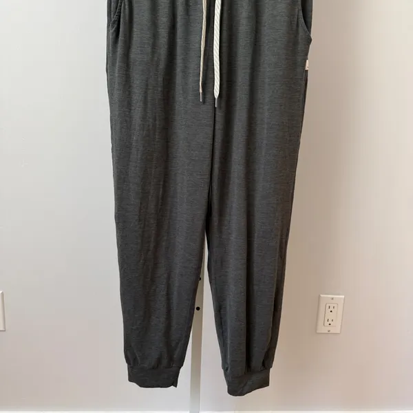Vuori sz L Lux Jumpsuit Grey V-Neck Short Sleeve Athleisure Quitet Luxury‎ - Image 3