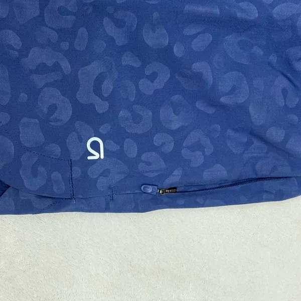 GAP Women's Navy Leopard Print Athletic Shorts - Image 5