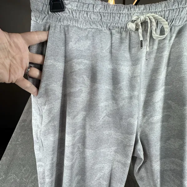 Vuori Performance Jogger Grey Camo Drawstring Sweatpants Dreamknit Women Medium - Image 4