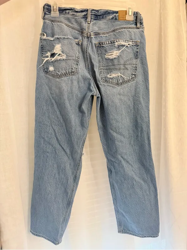 American Eagle Ripped Mom Jean Distressed Size 2 Short - Image 3