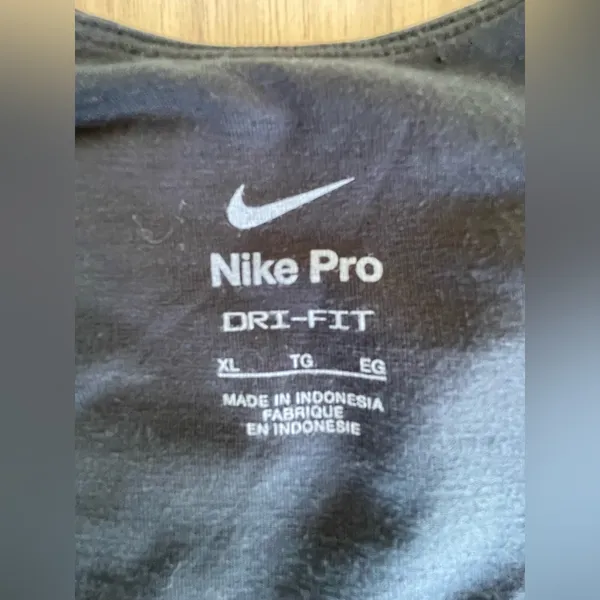 Nike Women's Black Crop Top - Image 8