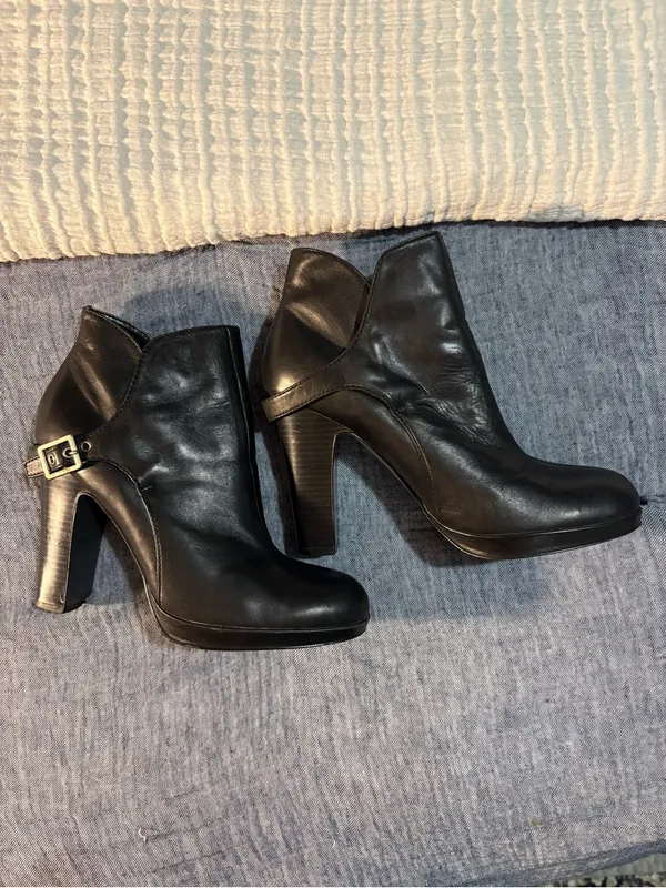 Vera Wang Black Leather Block Heel Ankle Boots - Image 2