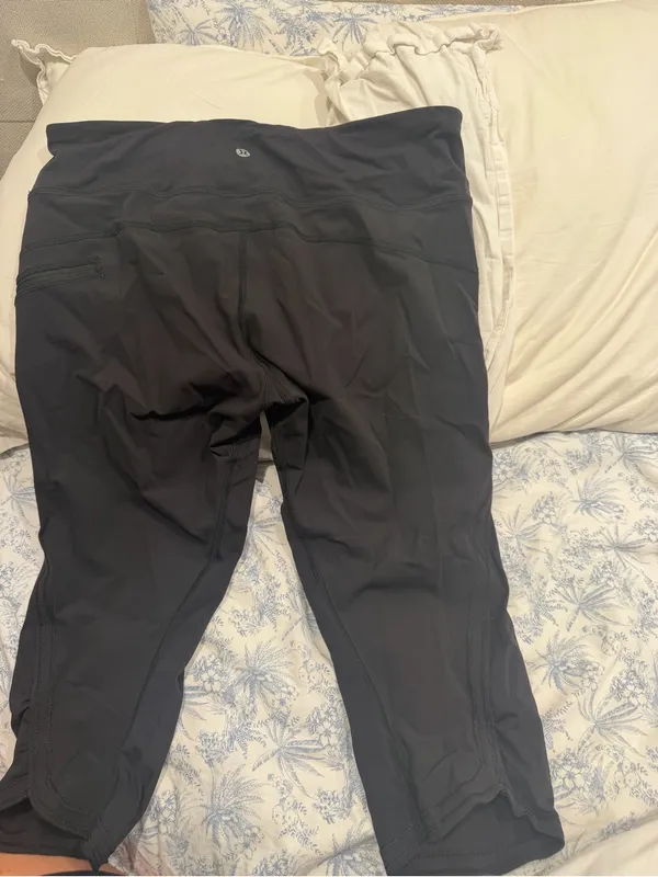 Lululemon Black Capri Women’s Leggings Size 10 Pull Over Pockets - Image 3