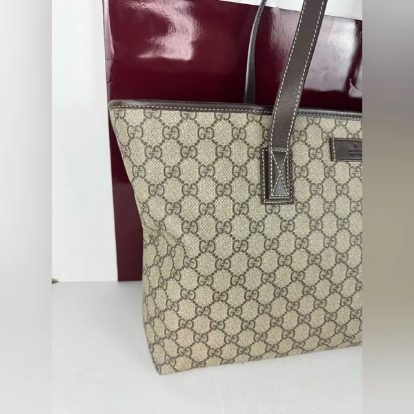 GUCCI GG Supreme Monogram Medium Zippered Shopping Tote Dark Brown. - Image 3