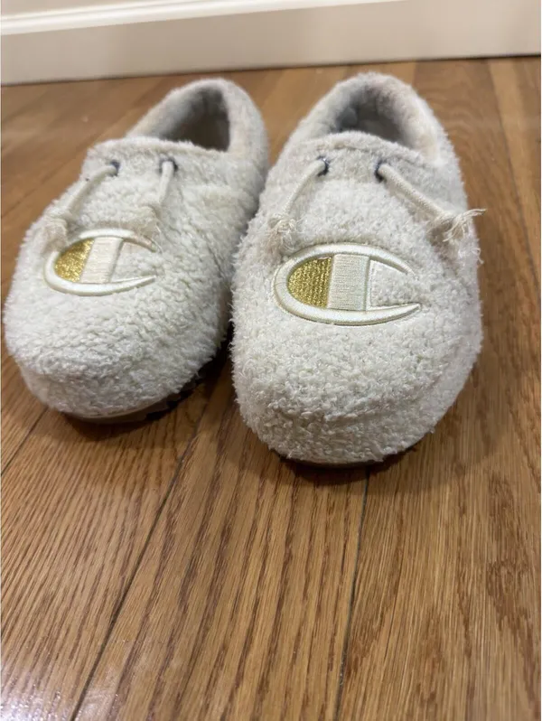 Size US 7 Women’s Champion slippers Cream Color - Image 6
