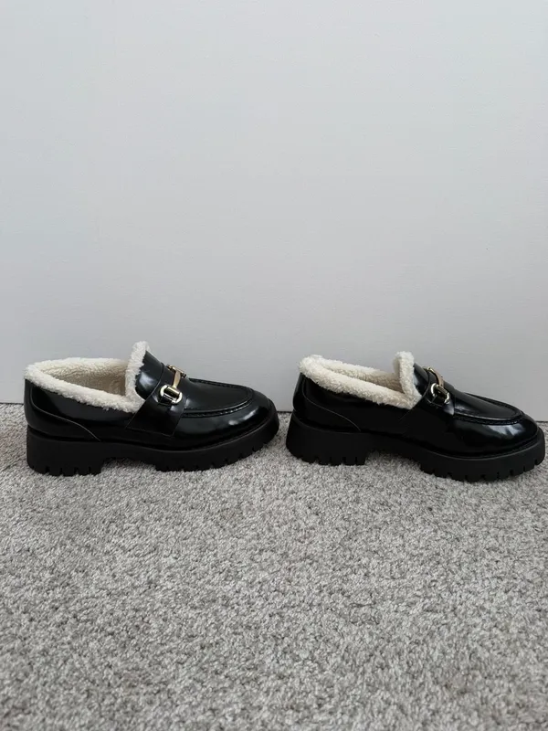 Steve Madden Lando-F Black Leather Loafer with Faux Fur Lining - Image 4