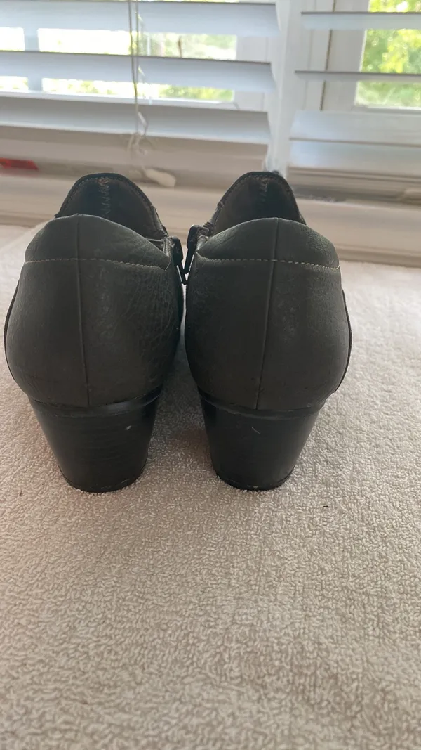 slip on shoes side zip 2” block heel buckle embellishment size 8 - Image 3