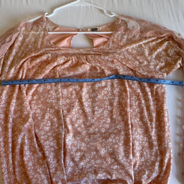 Gimmick BKE sz L Womens Pink Sheer Puff Sleeve Lace Keyhole Back Blouse Top Boho - Image 8