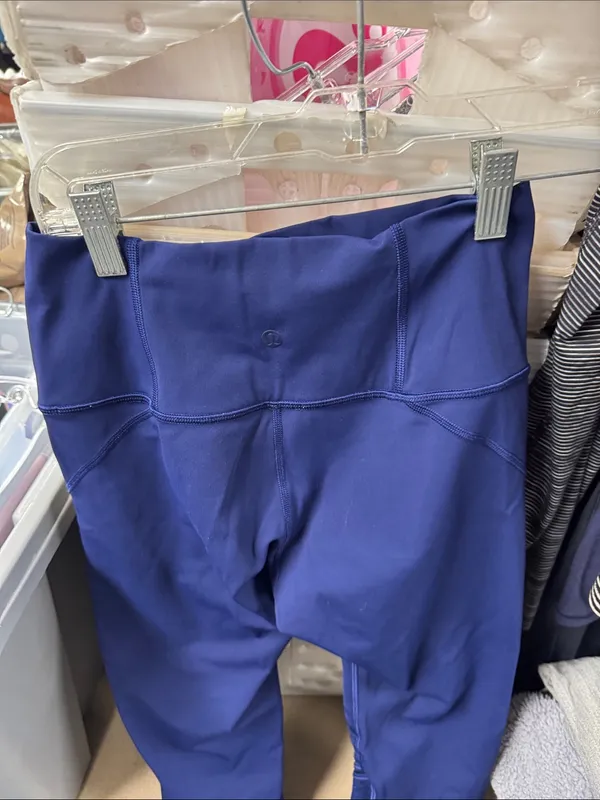 Lululemon crop leggings size 6 // 092028 - Image 2