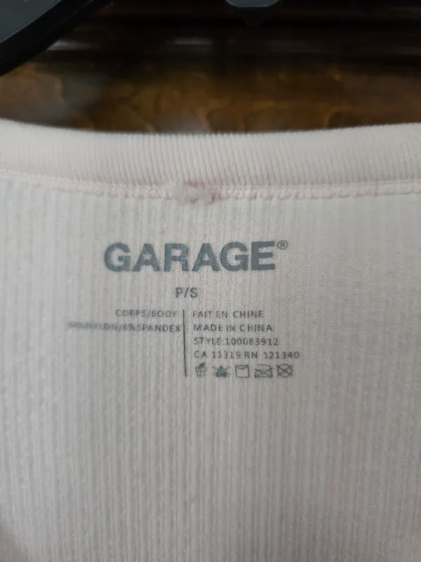 Garage Light Blush Ribbed V-Neck Cropped Long-Sleeve Top Small - Image 2