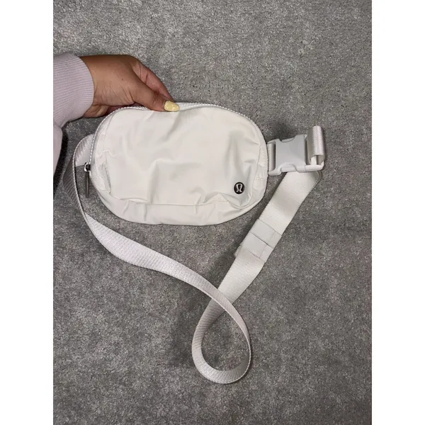 Lululemon Everywhere Belt Crossbody Bag 1L White - Image 4