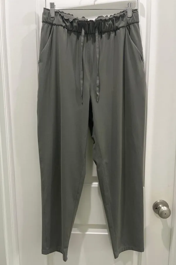 Lululemon Keep Moving Pant in Grey Sage Sz 8 - Image 2