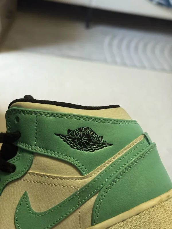 Air Jordan 1 Mid - Image 9