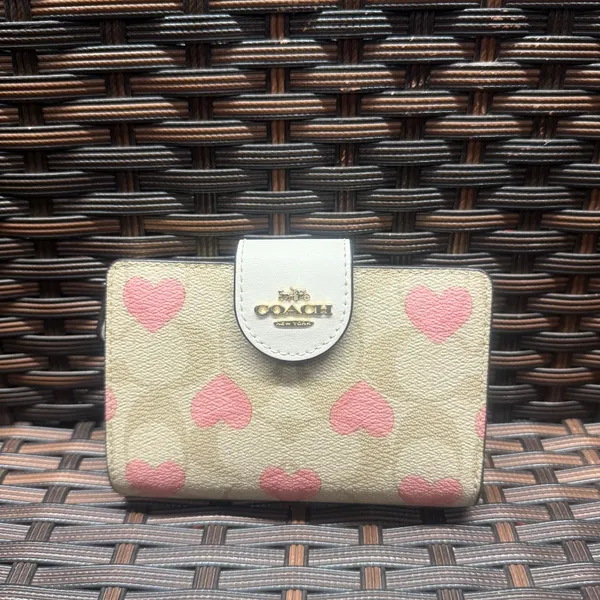 coach Medium Corner Zip Wallet In Signature Canvas With Heart Print cq146 - Image 3