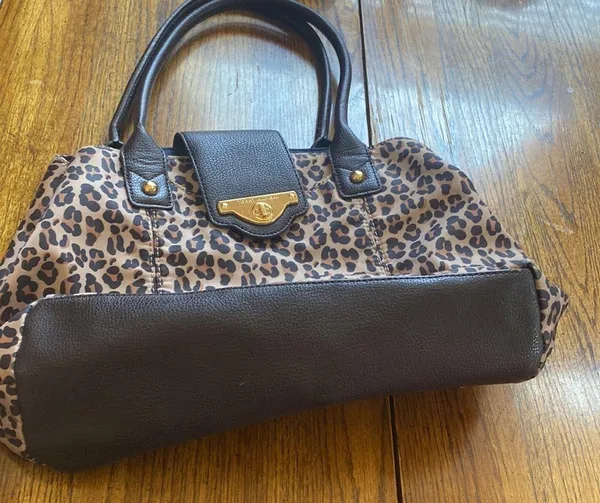 Used Tommy Hilfiger purse - Image 4