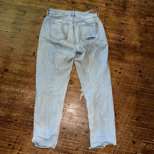 American Eagle destroyed light wash size 4 relaxed Mom Jeans - Image 3