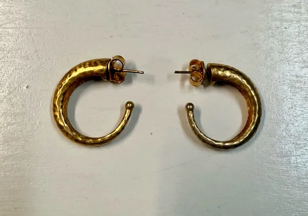 Julie Vos medium Hammered Hoops earrings Gold - Image 4
