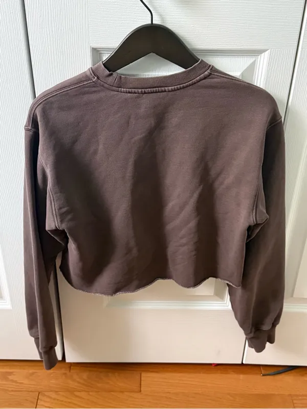 SET Aritzia Tna Cropped Perfect Fit Crewneck and Boyfriend Fit Joggers - Image 3