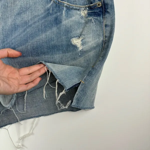 American Eagle Distressed Shorts Sz 18 Light Medium Wash Denim Raw Hem - Image 5