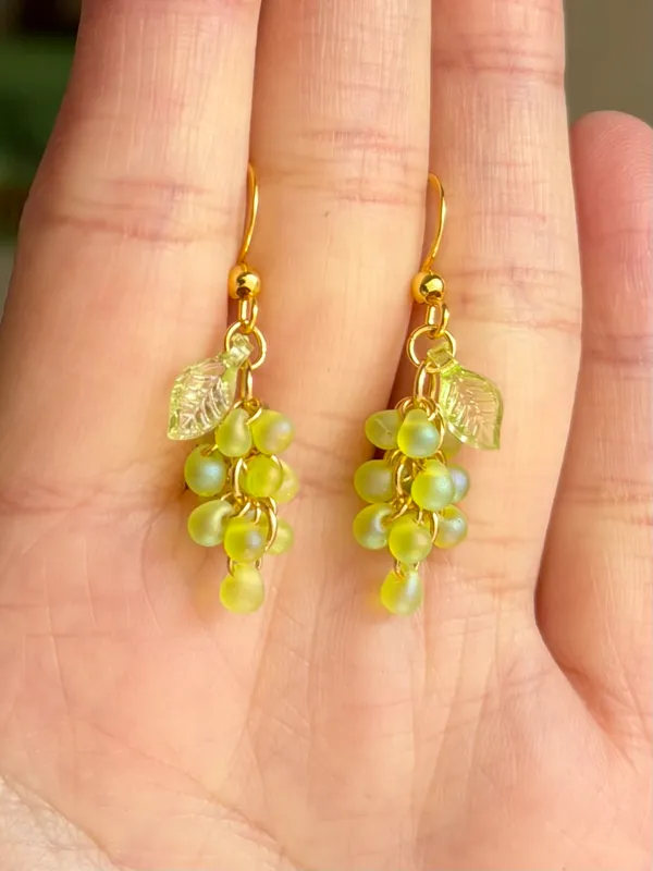 Handmade aurora light green tiny drop Czech glass grape muscat dangle earrings💚 - Image 5