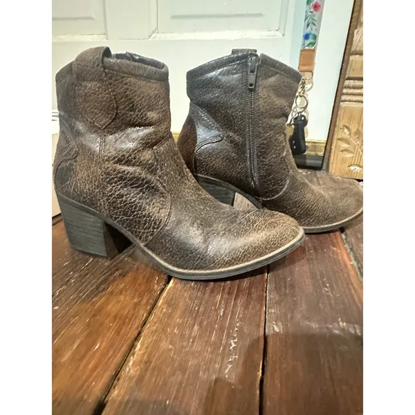 DIRTY LAUNDRY Unite Dark Brown Distressed Motorcycle Ankle Boots NEW size 5 - Image 2