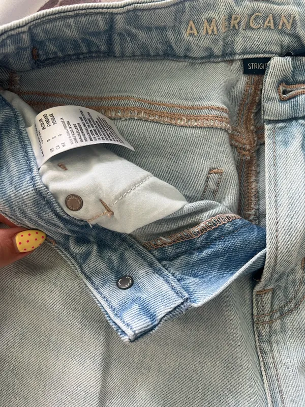 American Eagle Strigid Curvy Mom Jeans - Image 8