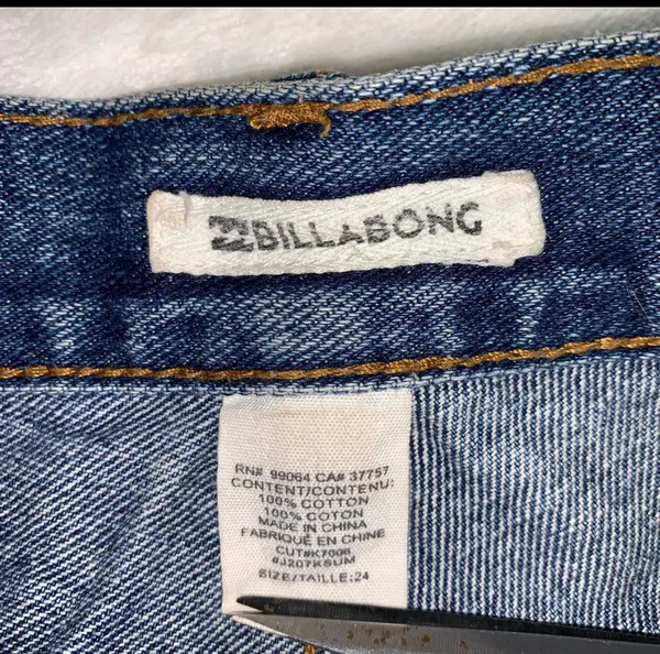 Billabong distressed jean shorts womens size 24 - Image 7