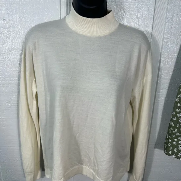 Uniqlo Crew Neck Wool Off White Sweater Size Medium EUC - Image 4
