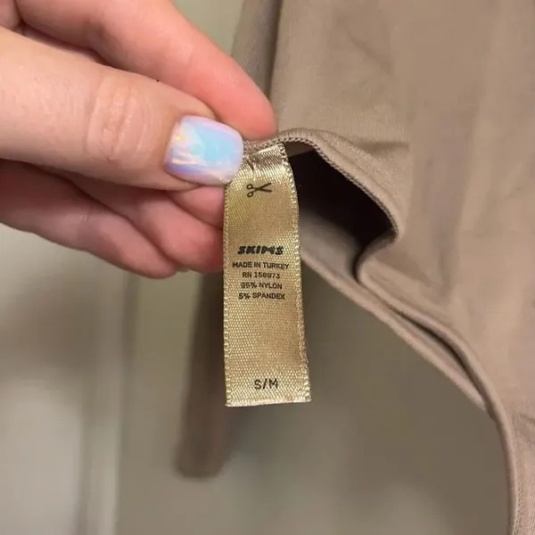 ✨Skims Essential Long Sleeve Scoop Neck Tan Sz S/M Bodysuit✨ - Image 7