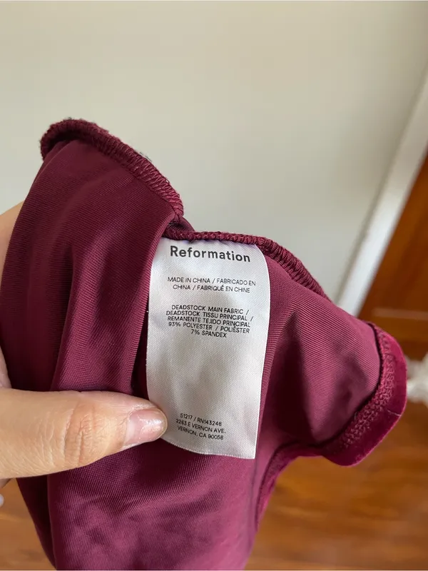 Reformation Off-Shoulder Velvet Crop Top in Burgundy - Image 6