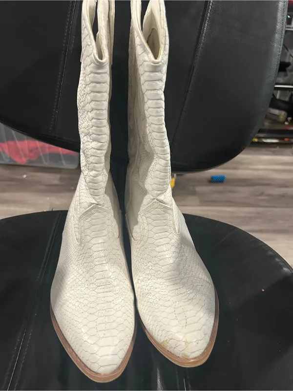Coconuts by Matisse White Textured Western Heeled Boots see front for flaw - Image 5