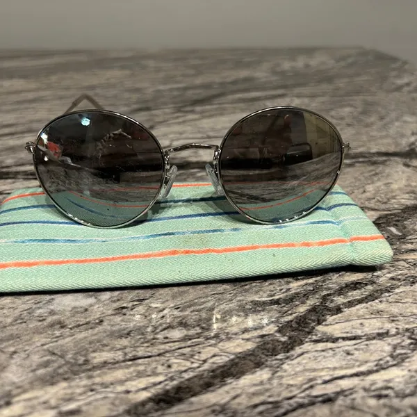 Silver Sunglasses Modern Design - Image 2