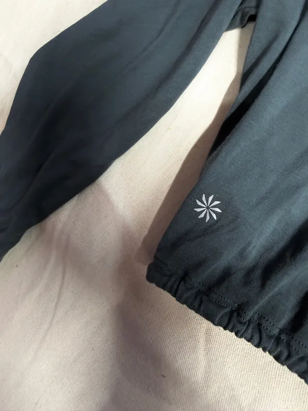 Athleta women’s cinch bottom flowy top with flowy sleeves size M - Image 7