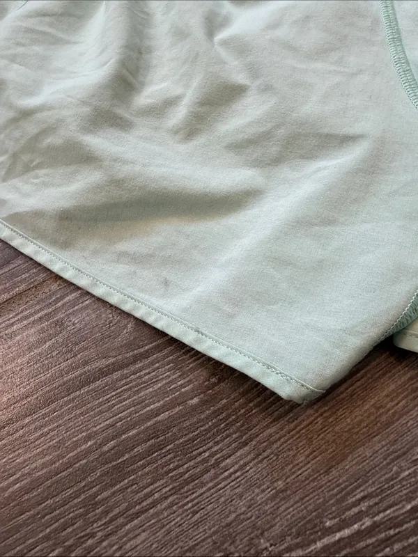 Women's Lululemon Light Mint Hottie Hot Shorts with liner/pocket size 6 Tall - Image 4