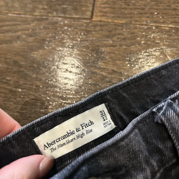 Abercrombie & Fitch Mom Shorts - Image 3