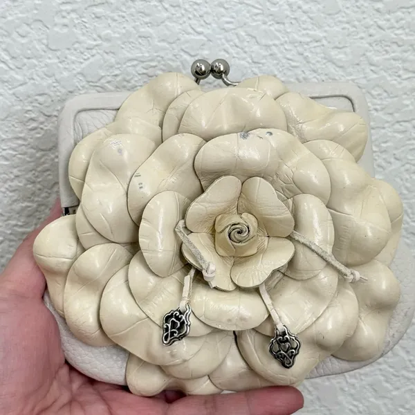 BRIGHTON Ivory Beige 3D Leather Flower Convertible Coin Purse Wallet Crossbody - Image 8