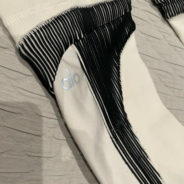 ALO High- Waisted Electric Leggings in Bone / Black SMALL - Image 7